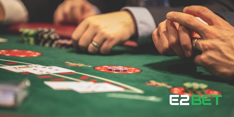 Poker E2BET: Hướng Dẫn Cơ Bản Cho Người Mới Bắt Đầu 4 Các quyền hành động trong ván bài Poker E2BET